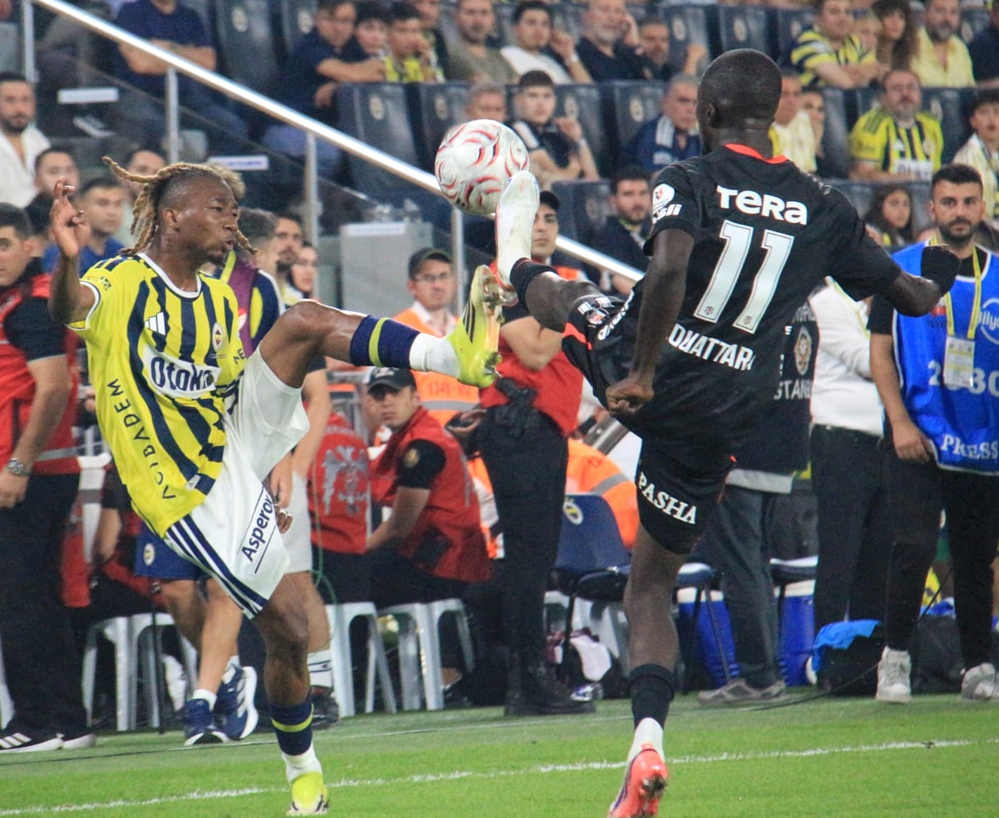 Kartal Kadıköy'de geri döndü! Beşiktaş derbide Fenerbahçe'yi devirdi fotoğrafı
