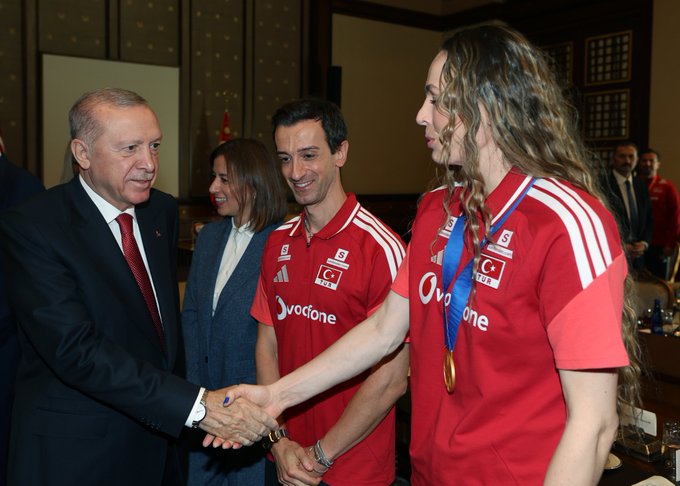 Cumhurbaşkanı Erdoğan, Avrupa şampiyonu Filenin Sultanları'nı kabul etti