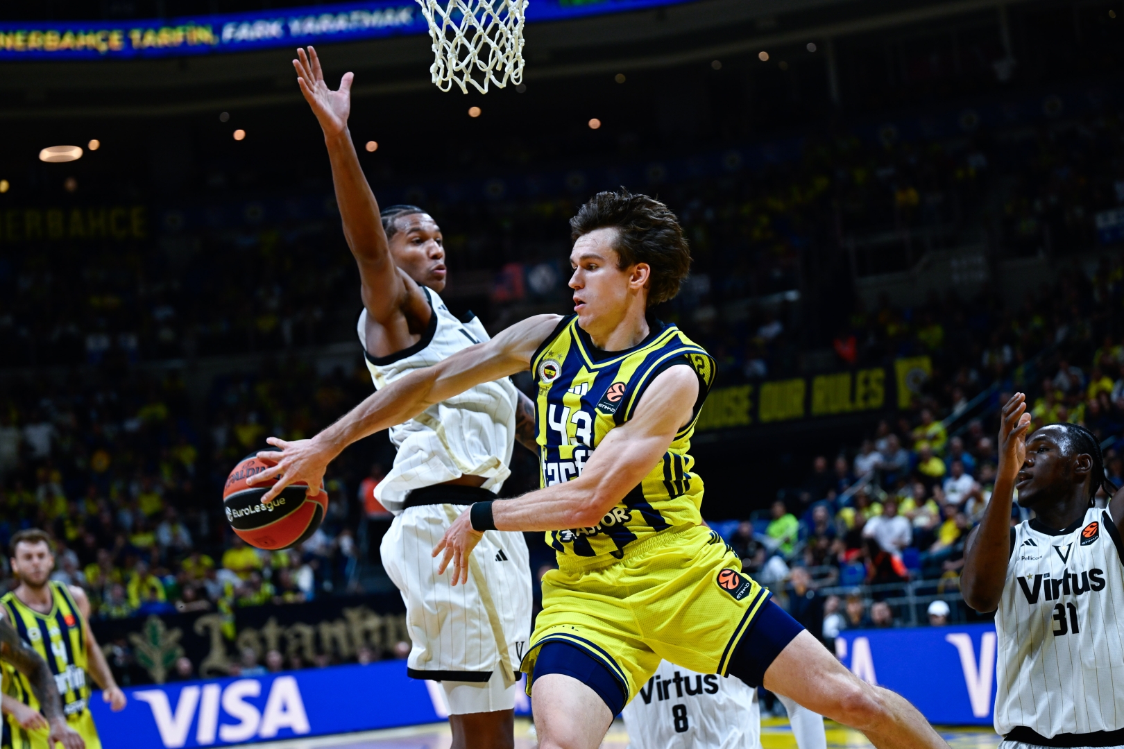 Fenerbahçe Tarfin EuroLeague'e Galibiyetle Başladı