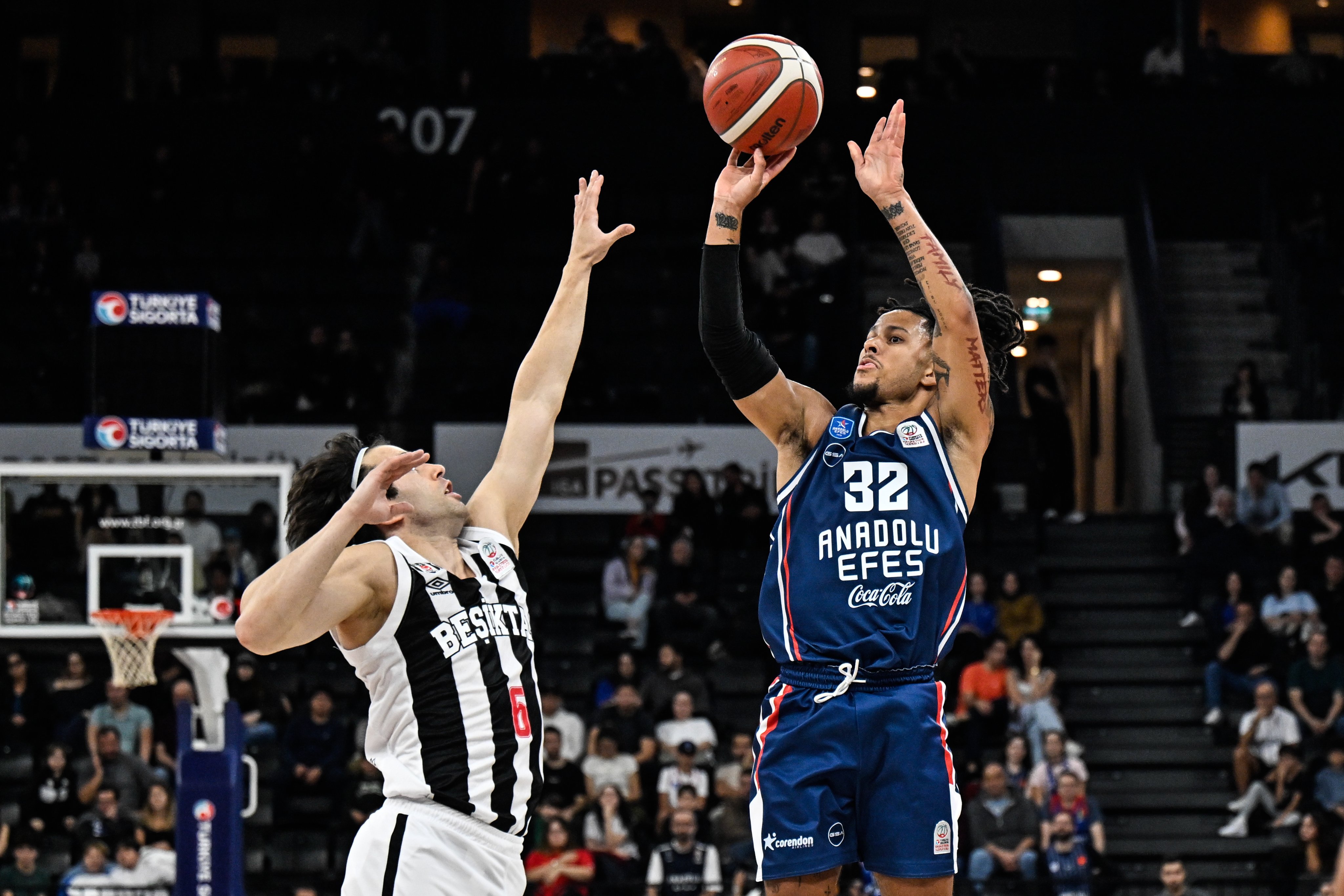 Anadolu Efes'ten Beşiktaş Karşısında Farklı Galibiyet