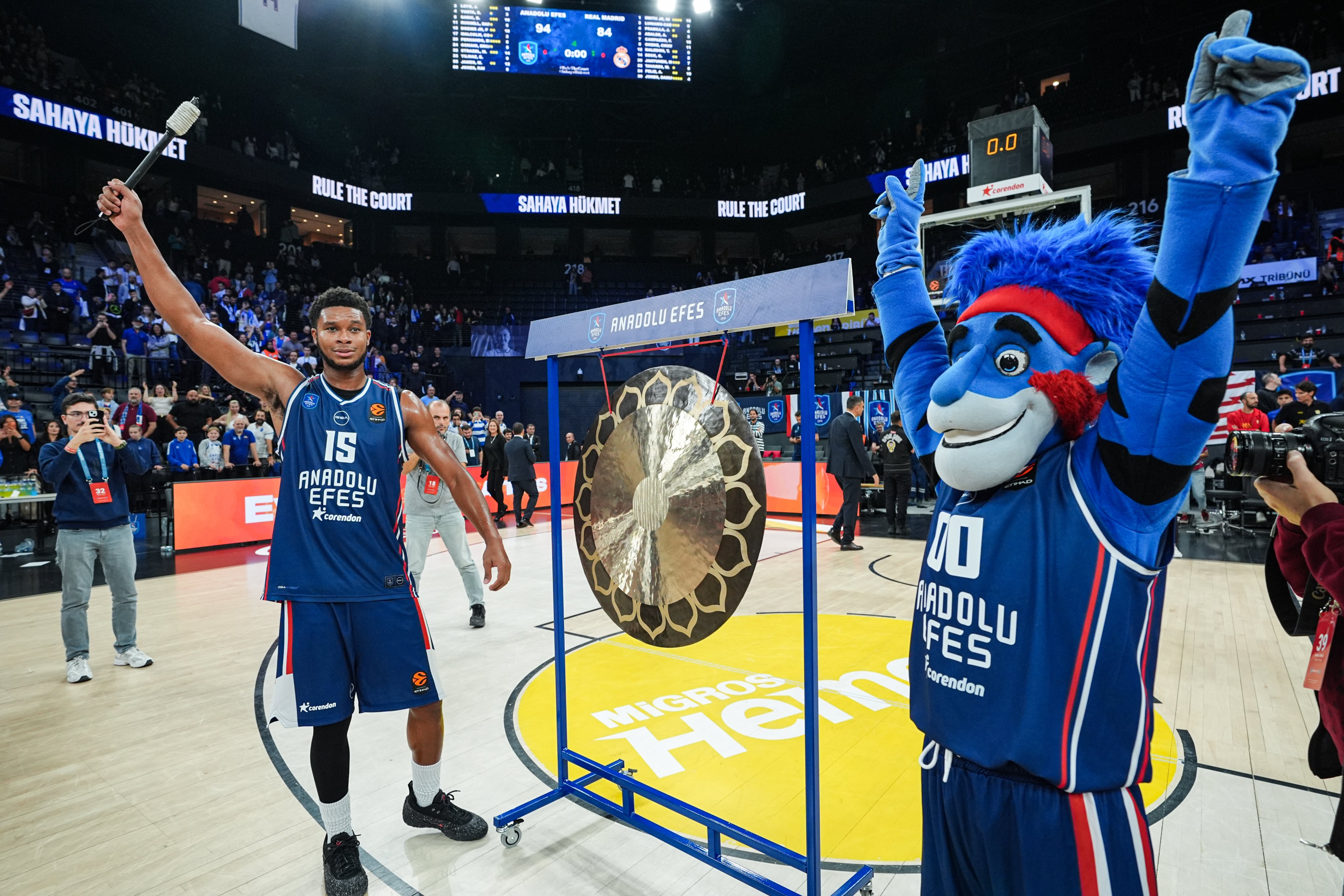 Anadolu Efes'ten Euroleague'de İlk Zafer