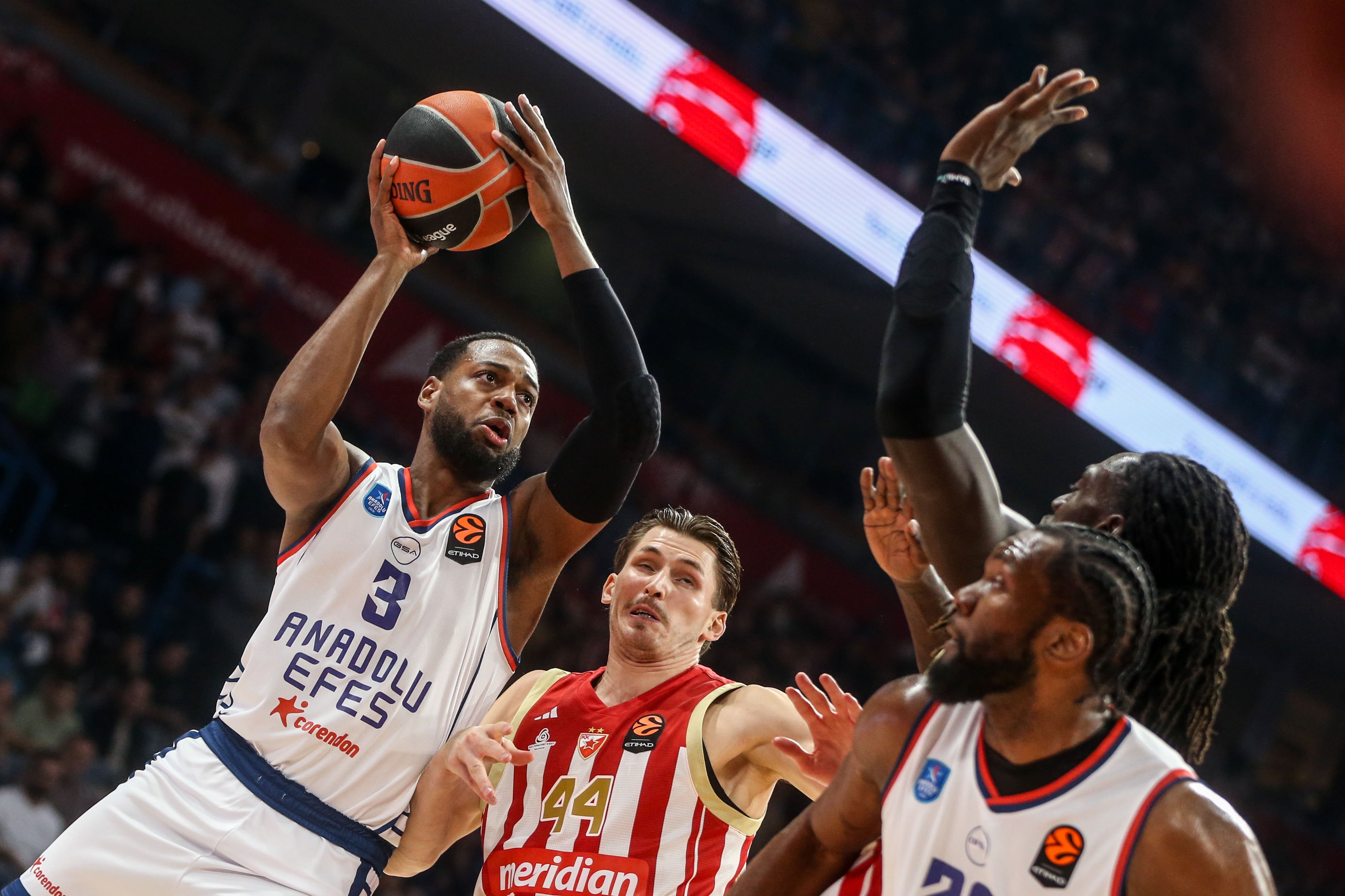Anadolu Efes Kızılyıldız'a Takıldı