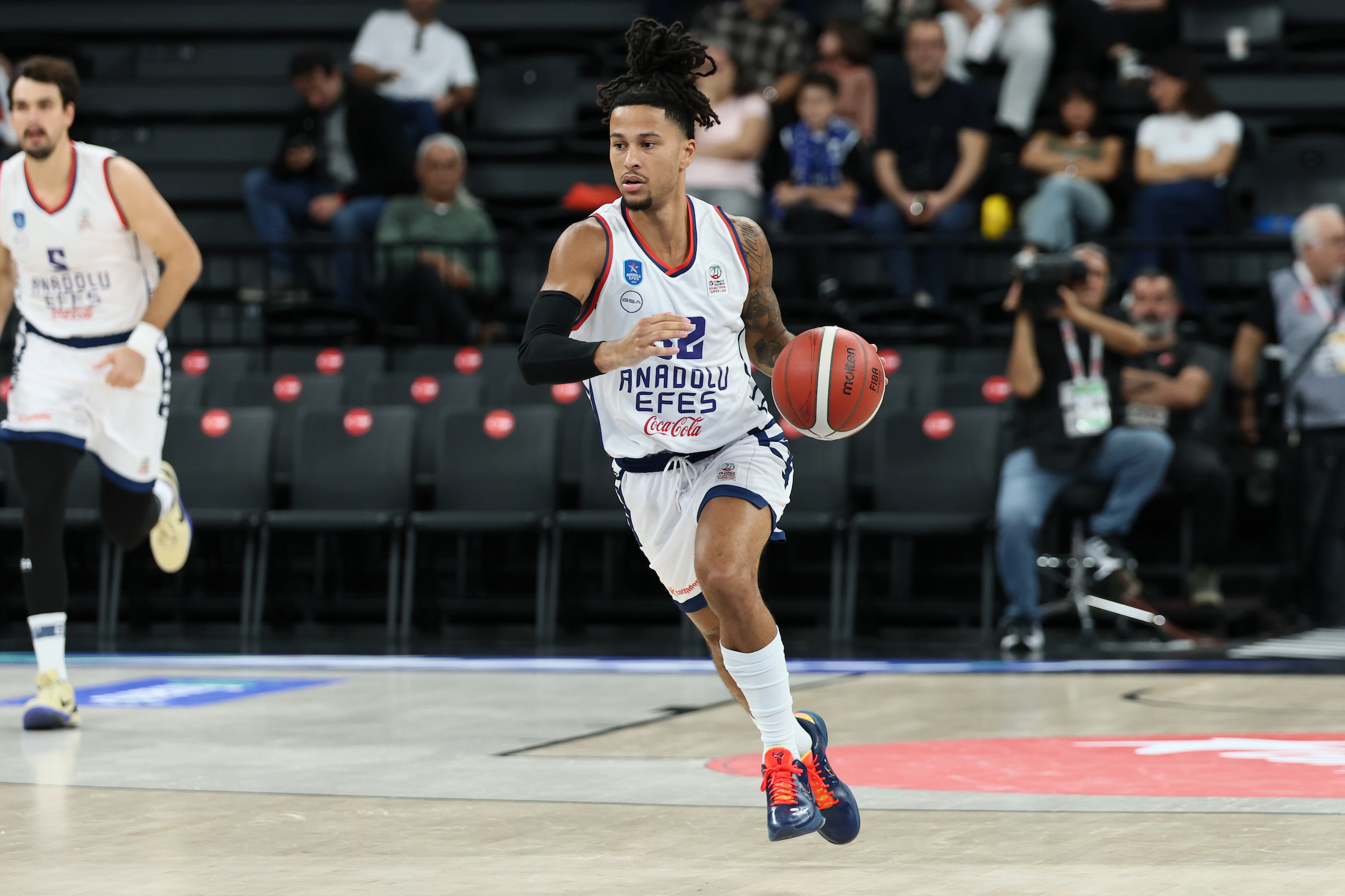 Anadolu Efes’ten Ligde Üçte Üç