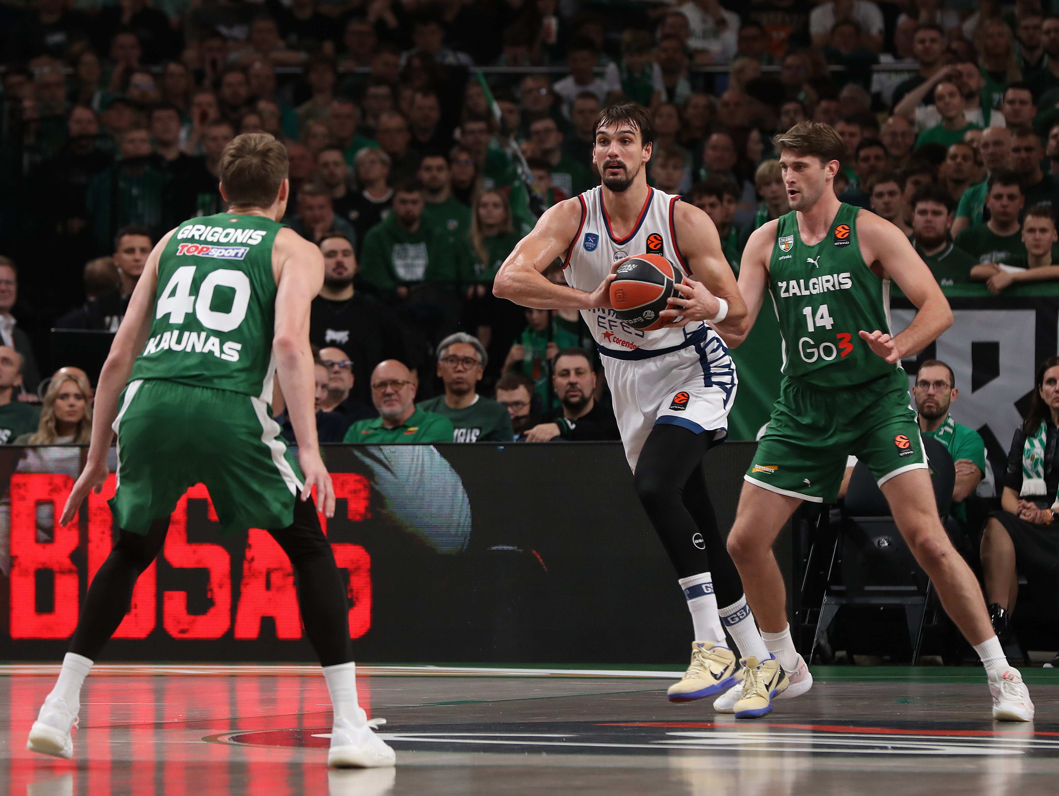 Anadolu Efes, Zalgiris Deplasmanında Galip