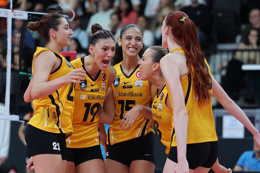 VakıfBank, Eczacıbaşı Karşısında 2-0'dan Döndü!