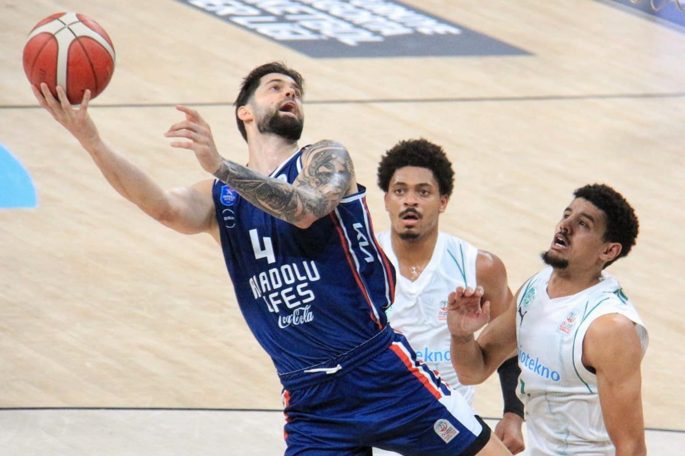 Anadolu Efes, Körfez Basket Karşısında Kazandı
